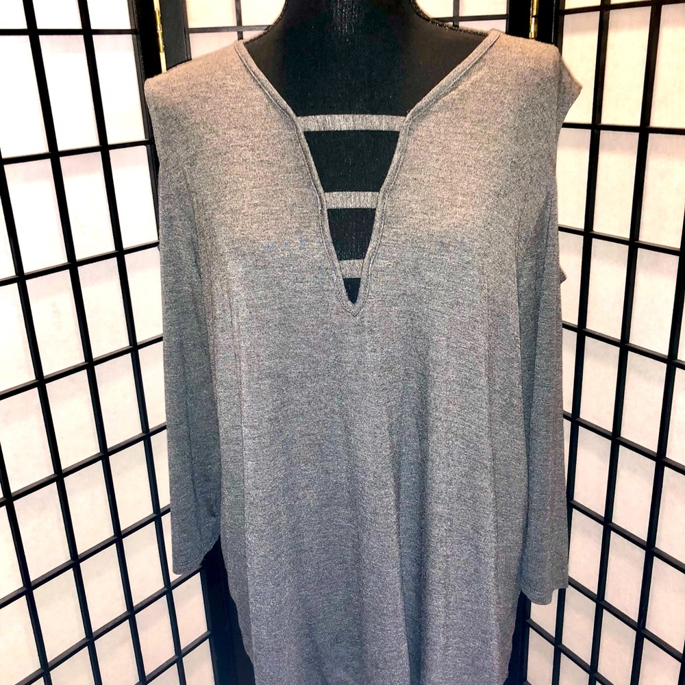 Gray Stretchy Top.  Size - 1X.  Great condition, new w/tags, never worn.